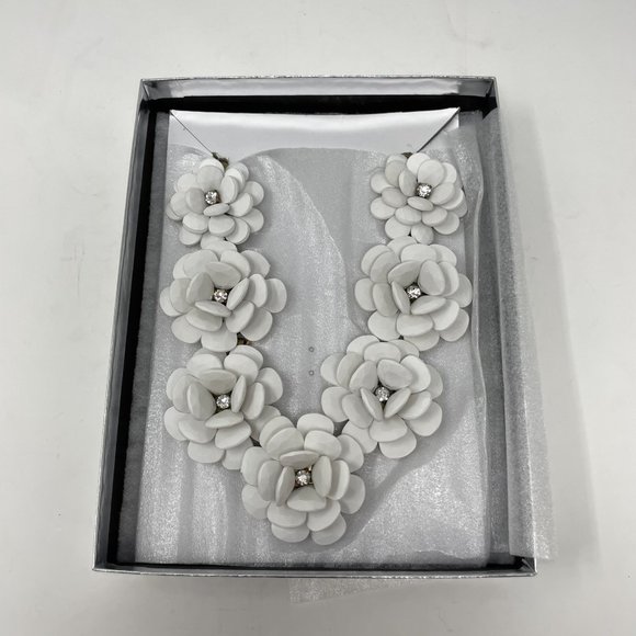 NWT J.Crew Rosette White‎ Floral Statement Necklace - Picture 2 of 10